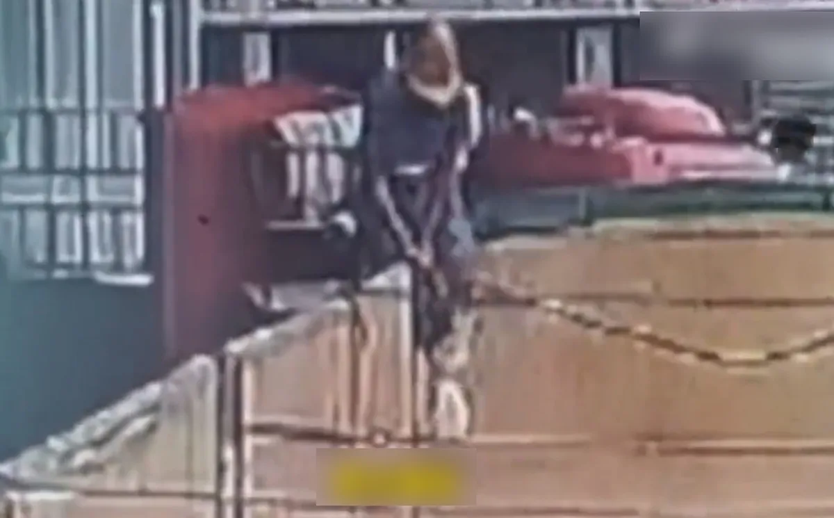 clip-nam-cong-nhan-nha-may-di-bay-vao-bon-chua-bia-thuc-hu-the-nao-2