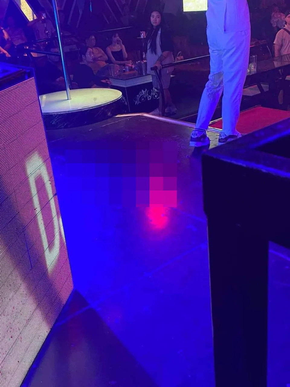 ca-si-chu-bin-noi-gi-ve-su-co-co-1-0-2-trong-luc-bieu-dien-o-quan-bar-5