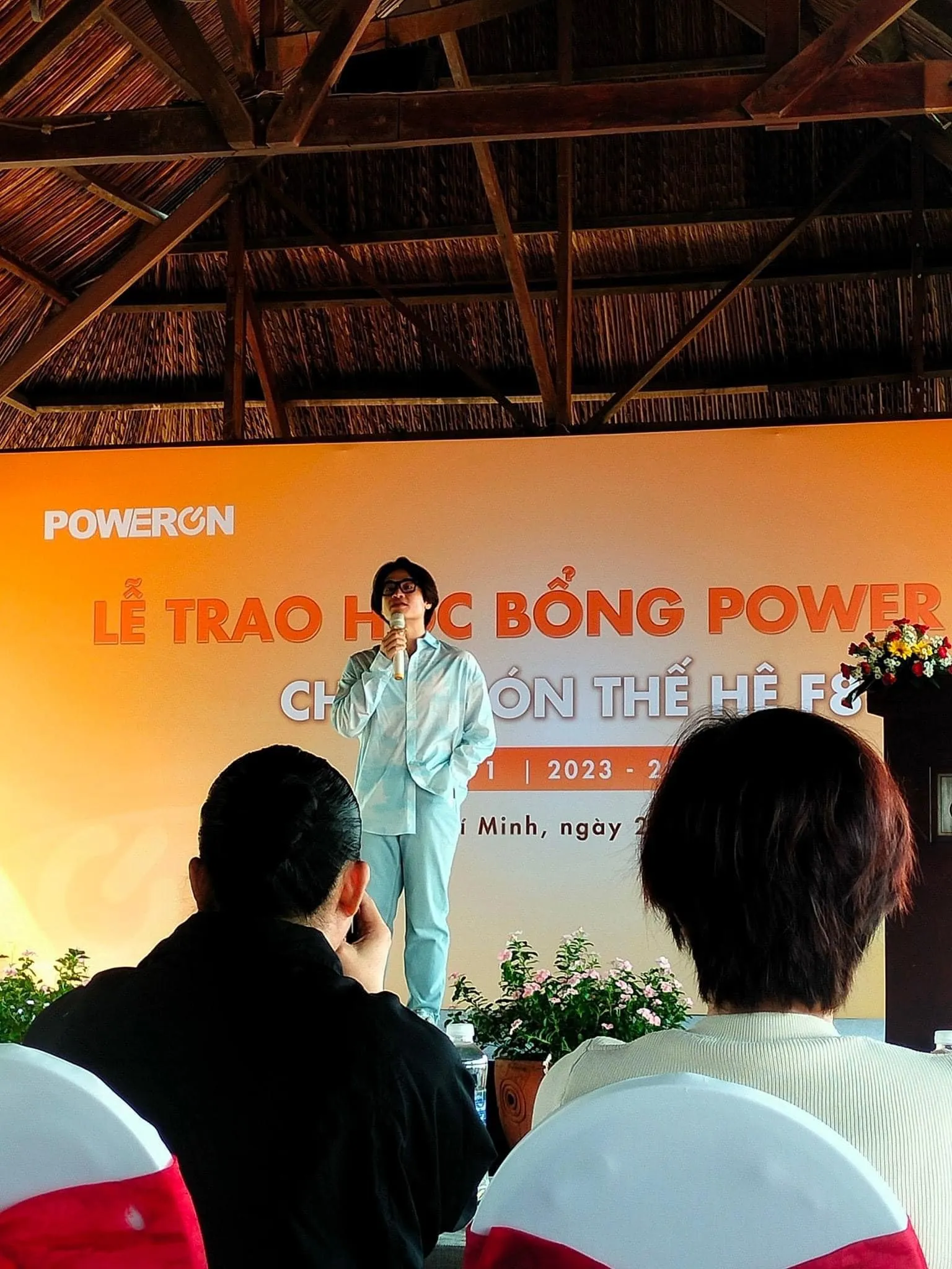 netizen-bong-goi-ten-ha-anh-tuan-vi-nghi-van-khong-di-du-dam-cuoi-ban-than-thanh-hang-6
