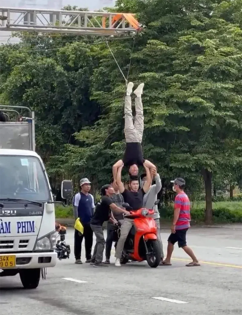 vu-quoc-co--quoc-nghiep-lam-xiec-tren-xe-may-cong-an-da-lam-viec-voi-quoc-co-3