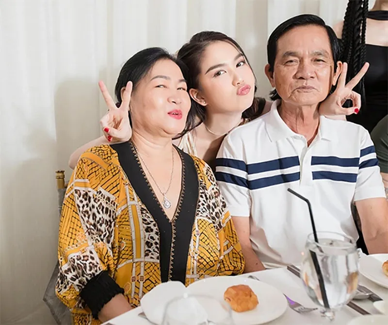 nguoi-dan-ong-ngoc-trinh-thuong-goi-la-dung-sau-su-doi-doi-cua-nguoi-mau-hien-tai-o-dau-va-ra-sao-5