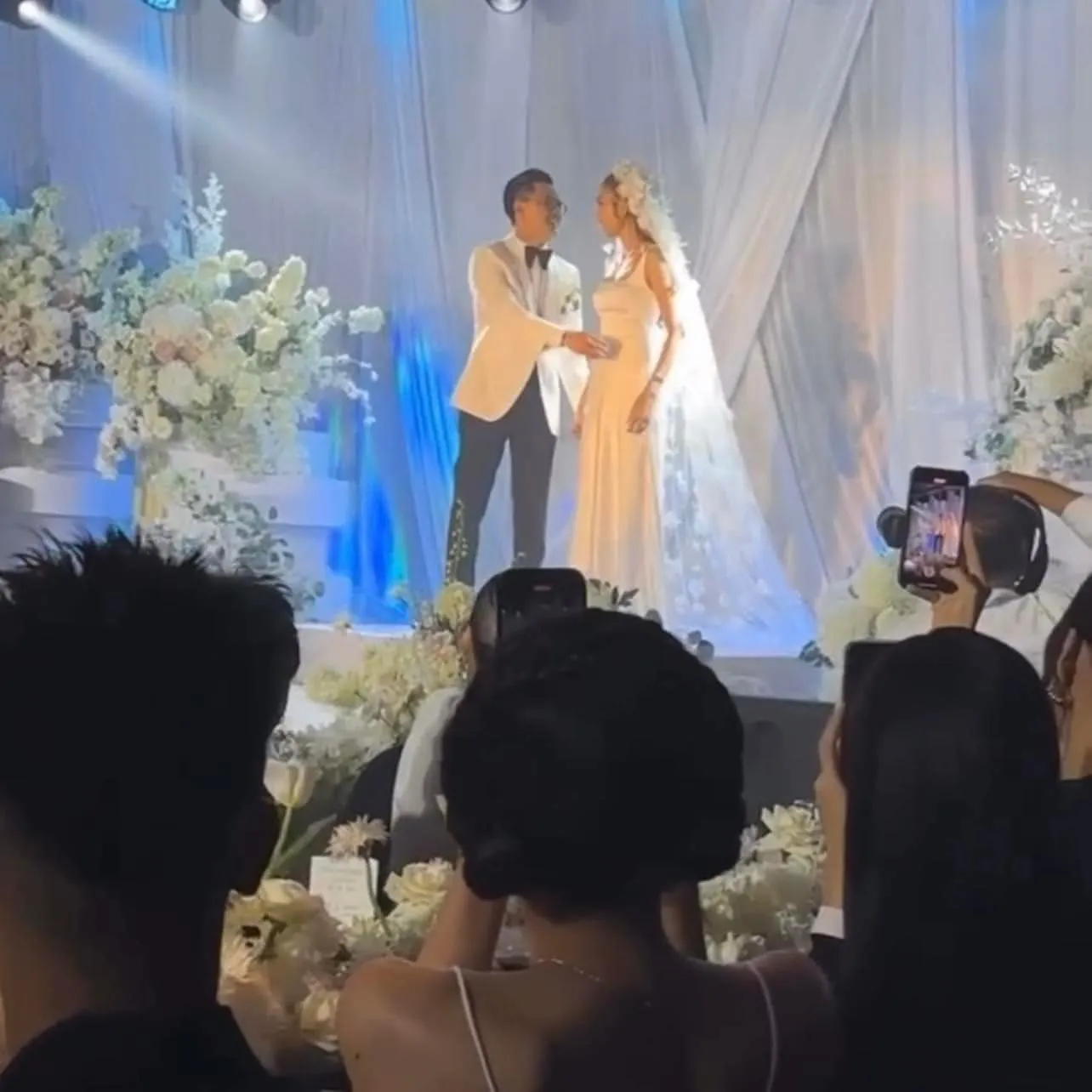 chi-tiet-la-trong-dam-cuoi-cua-thanh-hang-co-2-nghi-thuc-quen-thuoc-nhung-sieu-mau-khong-thuc-hien-vi-sao-2