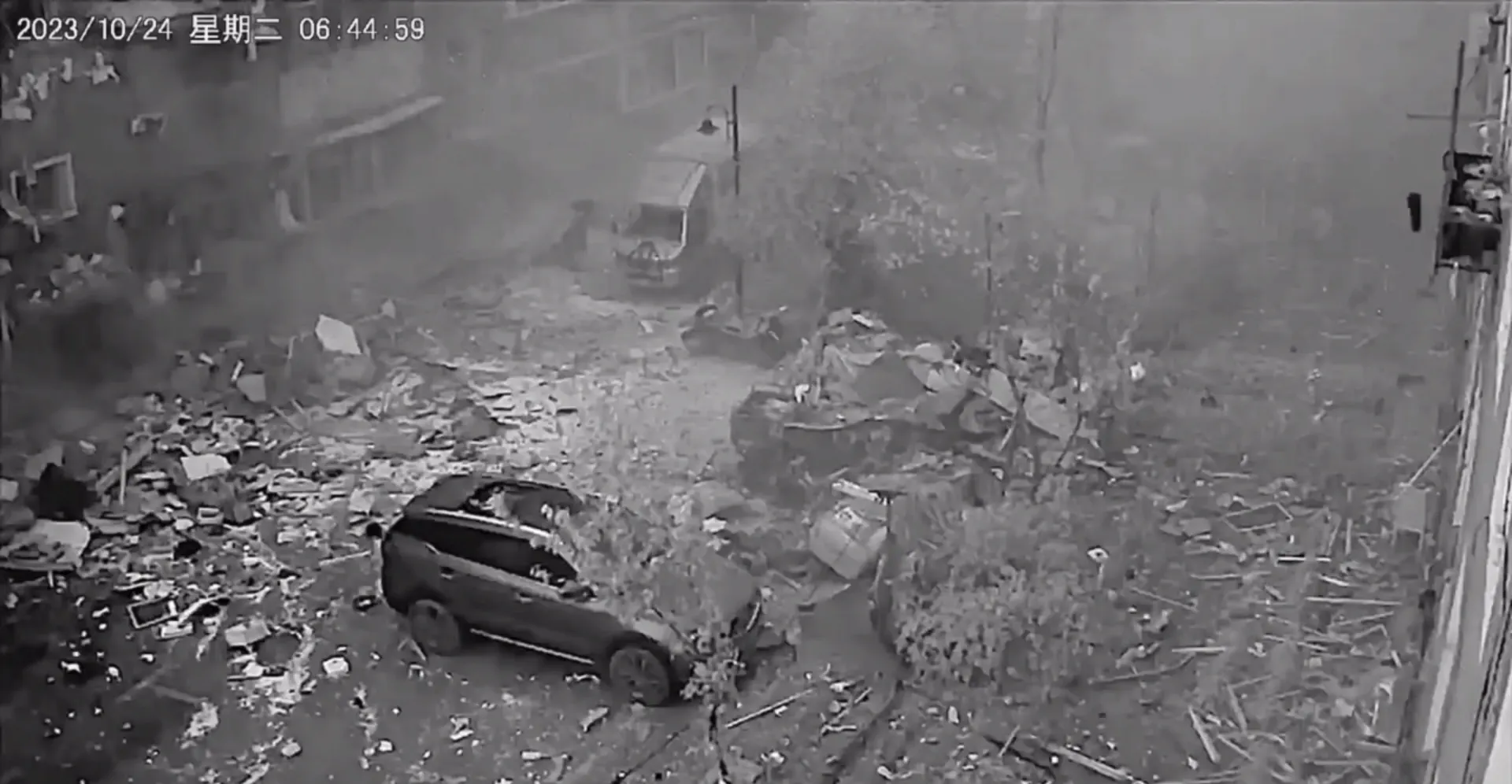 rung-minh-khoanh-khac-camera-ghi-lai-vu-no-manh-o-mot-khu-nha-khien-17-nguoi-thuong-vong-nguyen-nhan-la-gi-1