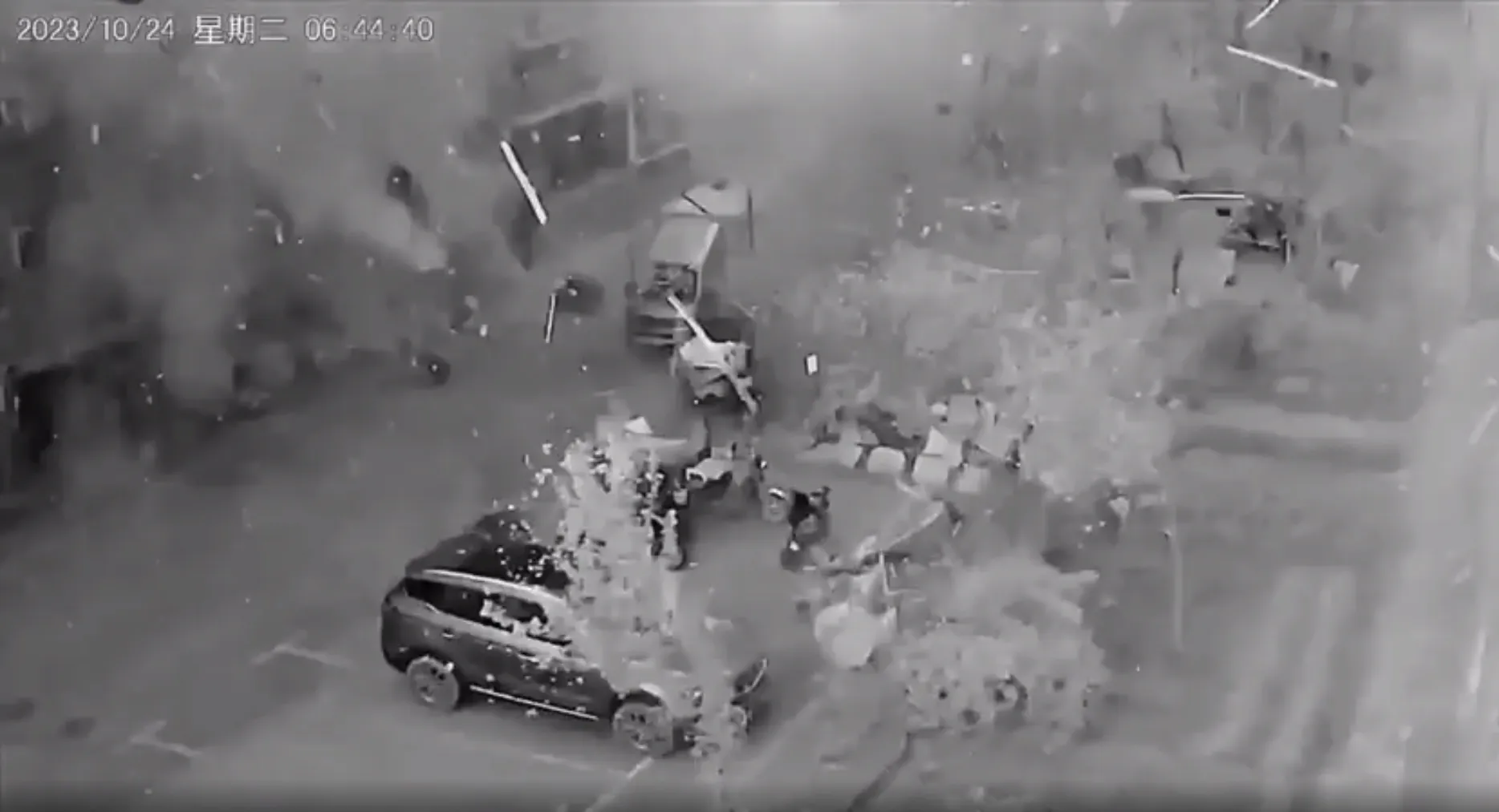 rung-minh-khoanh-khac-camera-ghi-lai-vu-no-manh-o-mot-khu-nha-khien-17-nguoi-thuong-vong-nguyen-nhan-la-gi-3