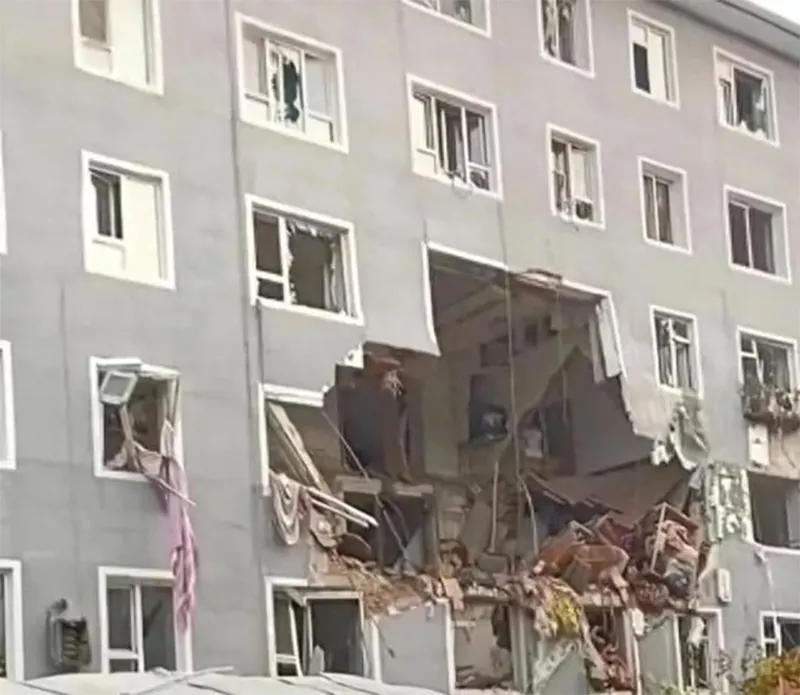 rung-minh-khoanh-khac-camera-ghi-lai-vu-no-manh-o-mot-khu-nha-khien-17-nguoi-thuong-vong-nguyen-nhan-la-gi-5