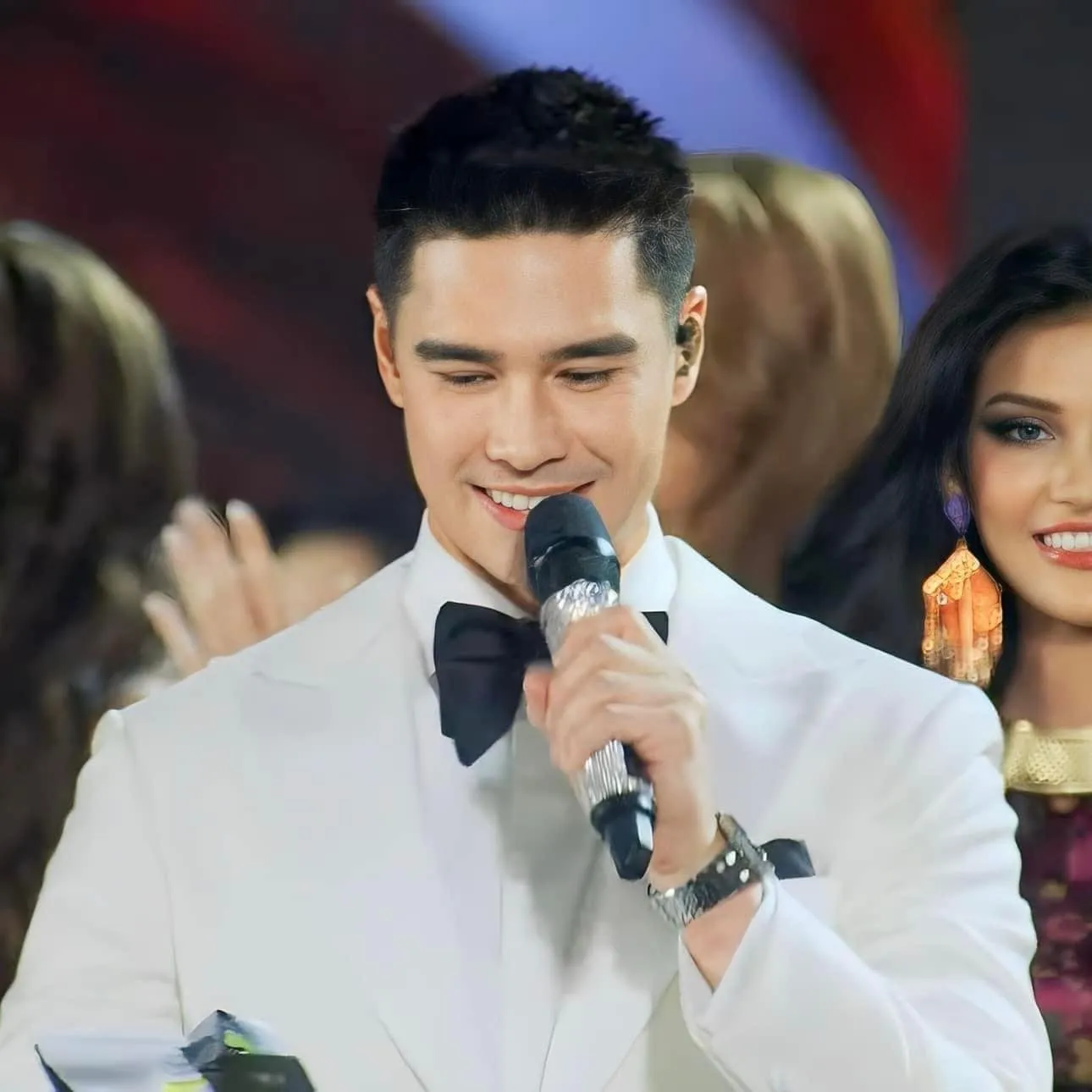 danh-tinh-matthew-deane--mc-dien-trai-tai-miss-grand-international-1