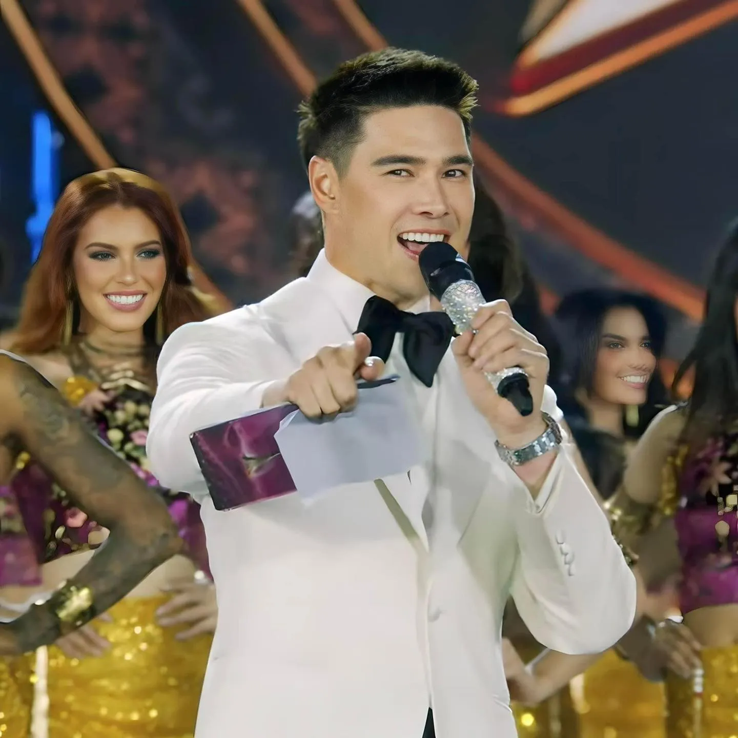 danh-tinh-matthew-deane--mc-dien-trai-tai-miss-grand-international-3