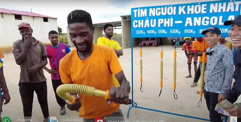 quang-linh-vlog-trang-tay-vi-nguoi-dan-chau-phi-qua-khoe-2