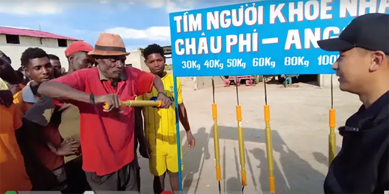 quang-linh-vlog-trang-tay-vi-nguoi-dan-chau-phi-qua-khoe-3