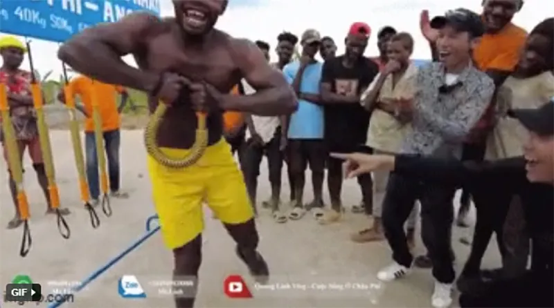 quang-linh-vlog-trang-tay-vi-nguoi-dan-chau-phi-qua-khoe-5