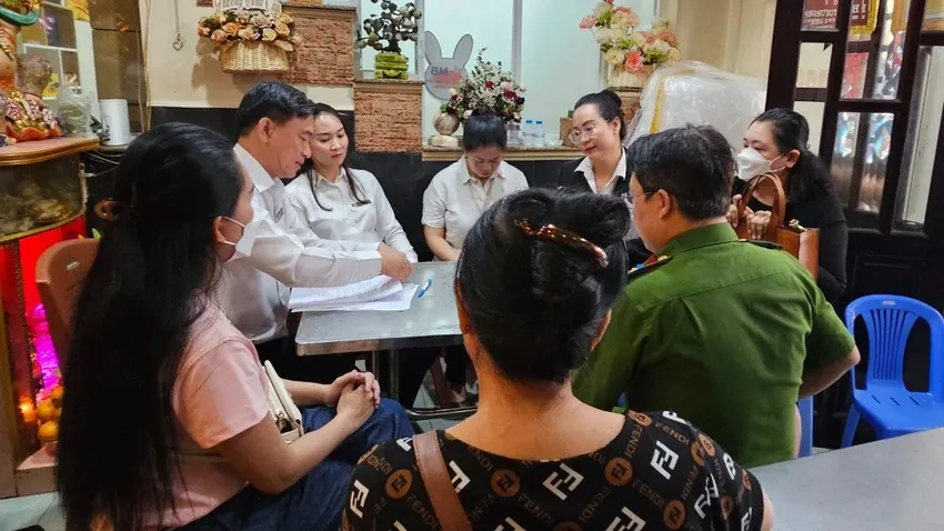 hong-loan-to-hong-phuong-ky-giay-mai-tang-truoc-cho-co-ns-vu-linh-ba-dua-giay-to-nha-dat-dan-dung-ke-ai-4