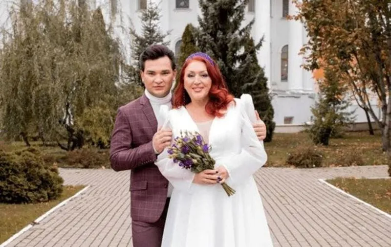 mot-nu-nghe-si-tuyen-bo-ket-hon-voi-con-trai-nuoi-kem-31-tuoi-khien-du-luan-phan-ung-gay-gat-1