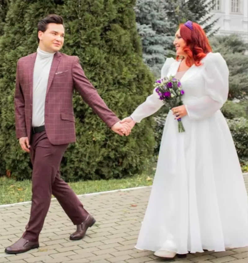 mot-nu-nghe-si-tuyen-bo-ket-hon-voi-con-trai-nuoi-kem-31-tuoi-khien-du-luan-phan-ung-gay-gat-2