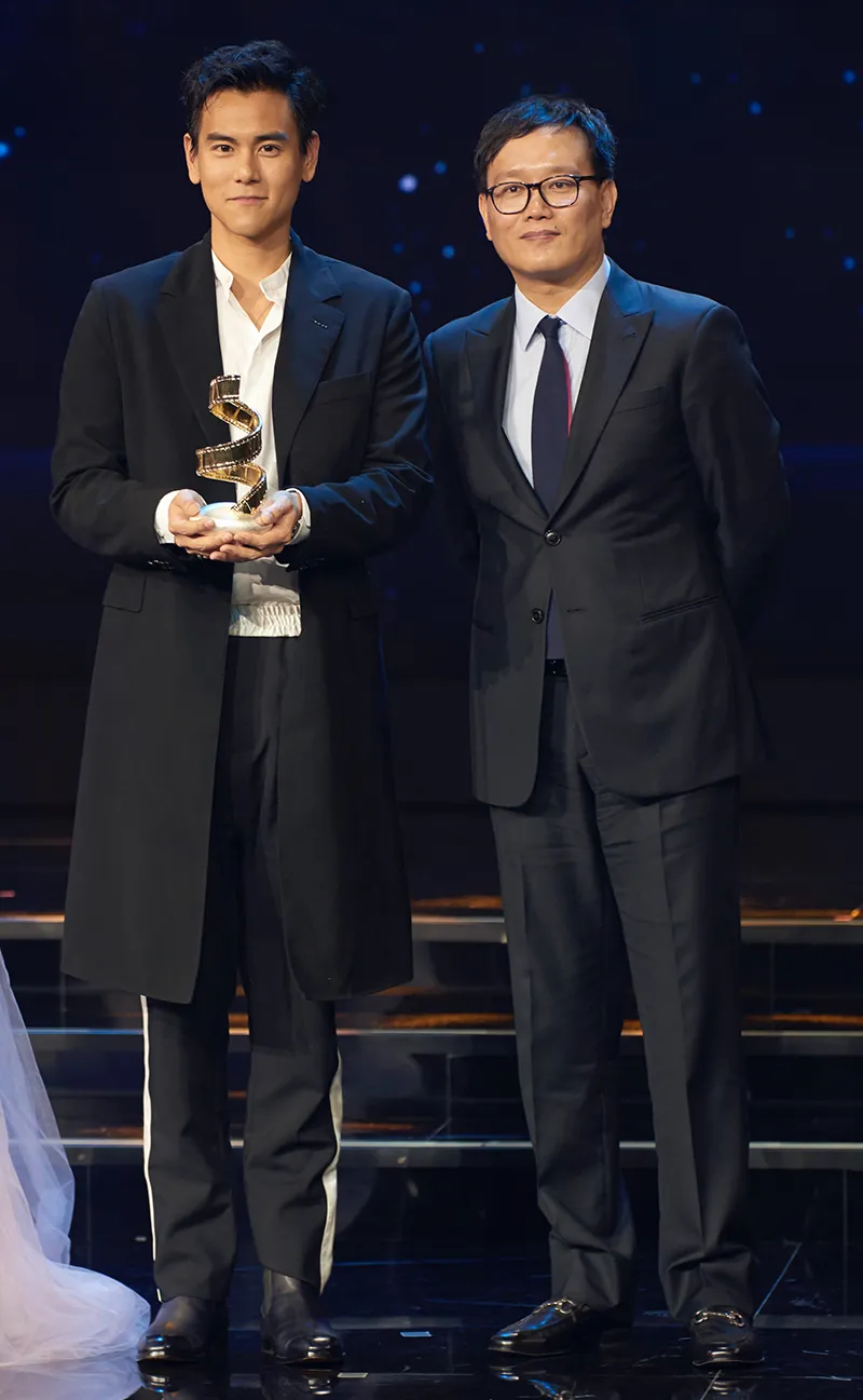 vi-gianh-ghe-dai-hoa-ly-bang-bang-sao-nam-dang-hot-banh-vu-yen-bi-tra-dua-cho-bay-mau-trong-1-not-nhac-2