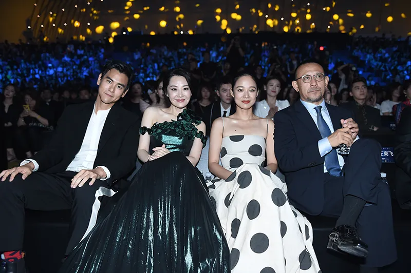 vi-gianh-ghe-dai-hoa-ly-bang-bang-sao-nam-dang-hot-banh-vu-yen-bi-tra-dua-cho-bay-mau-trong-1-not-nhac-3