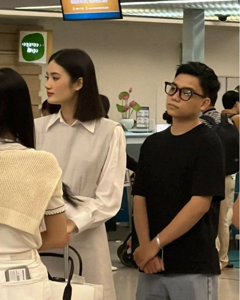 hoa-hau-y-nhi-xuat-hien-o-san-bay-cung-ban-trai-sau-3-thang-lum-xum-netizen-thac-mac-di-dau-day-1