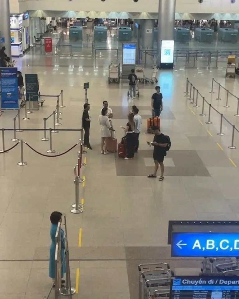 hoa-hau-y-nhi-xuat-hien-o-san-bay-cung-ban-trai-sau-3-thang-lum-xum-netizen-thac-mac-di-dau-day-3