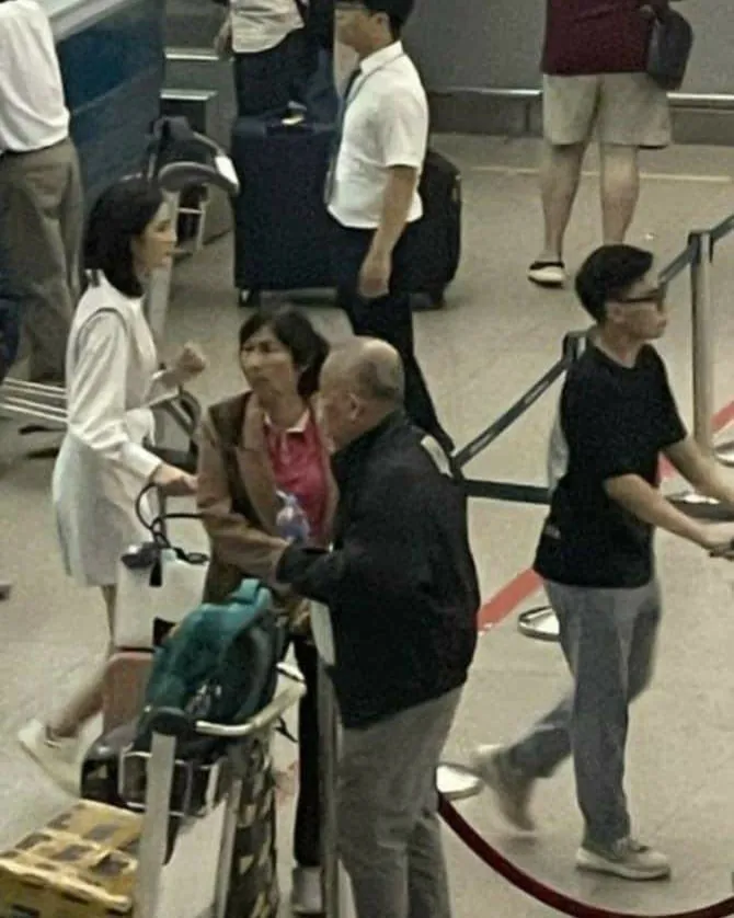 hoa-hau-y-nhi-xuat-hien-o-san-bay-cung-ban-trai-sau-3-thang-lum-xum-netizen-thac-mac-di-dau-day-4