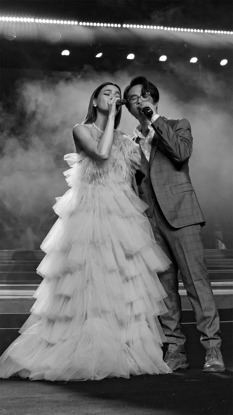 khoanh-khac-ha-anh-tuan-dang-hat-bong-ven-vay-ho-ngoc-ha-bong-bi-dao-lai-dan-mang-phan-ung-gat-3