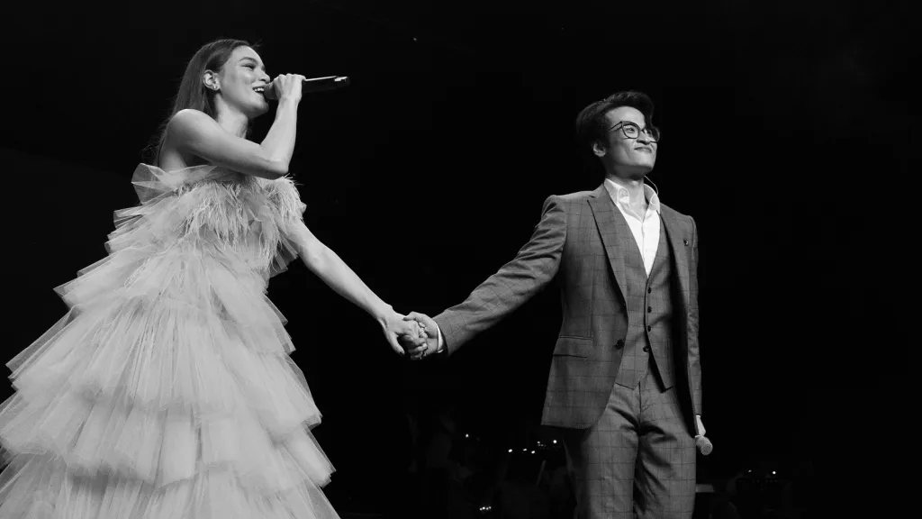 khoanh-khac-ha-anh-tuan-dang-hat-bong-ven-vay-ho-ngoc-ha-bong-bi-dao-lai-dan-mang-phan-ung-gat-5