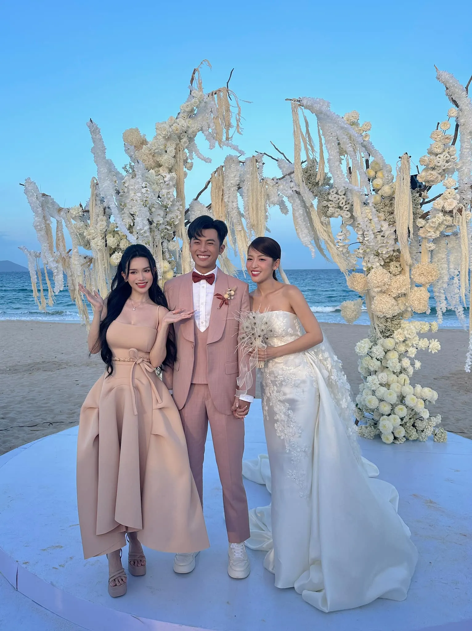 mot-vi-khach-bat-ngo-xuat-hien-trong-dam-cuoi-puka--gin-tuan-kiet-khong-check-in-lam-ai-cung-u-oa-5