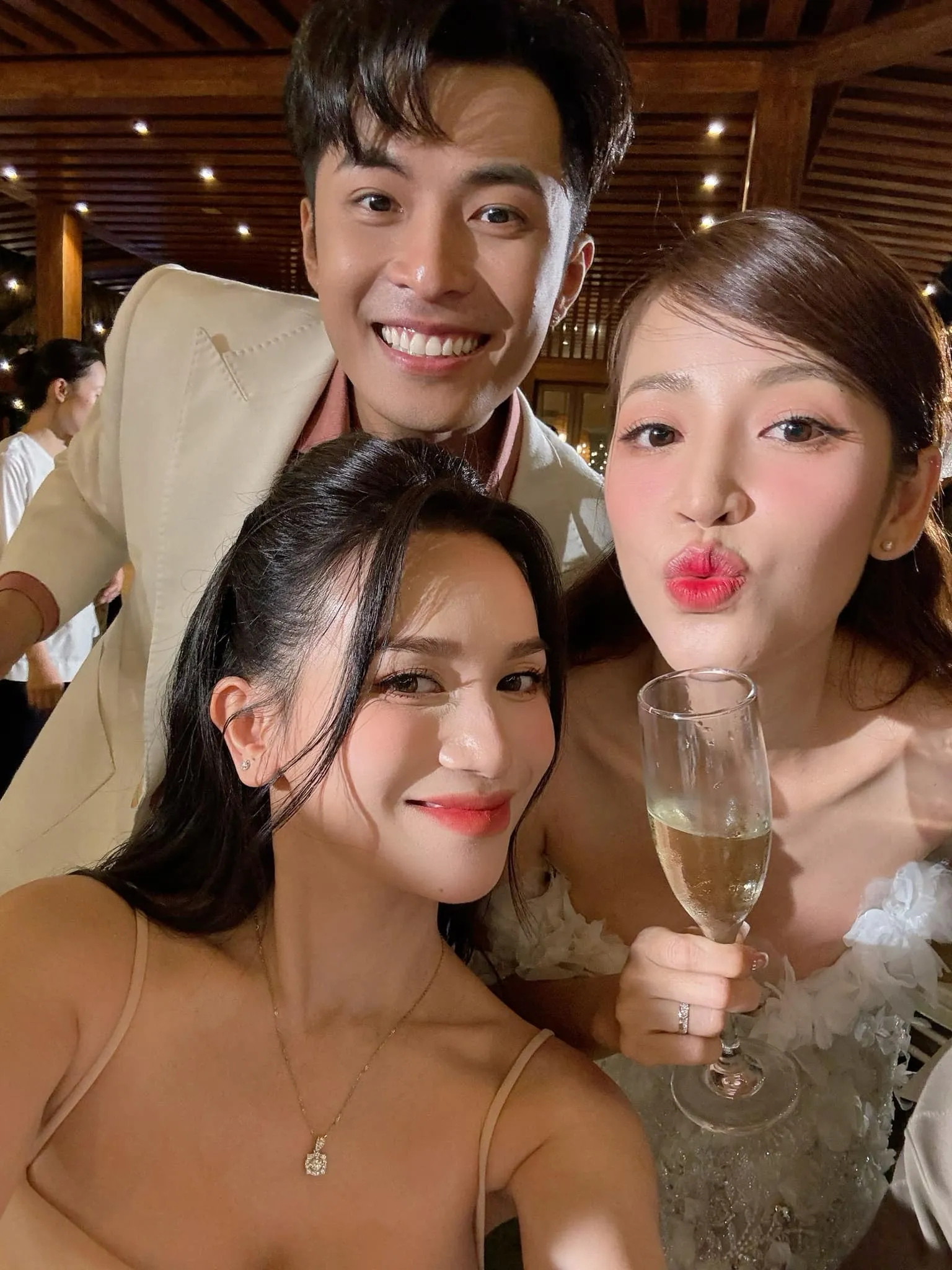 mot-vi-khach-bat-ngo-xuat-hien-trong-dam-cuoi-puka--gin-tuan-kiet-khong-check-in-lam-ai-cung-u-oa-6