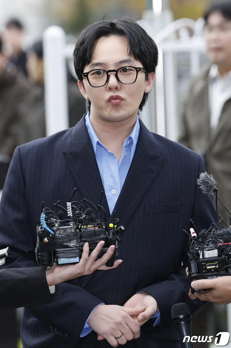 hanh-dong-ky-la-cua-g-dragon-voi-phong-vien-sau-khi-roi-so-canh-sat-gay-xon-xao-ket-qua-ban-dau-da-co-8