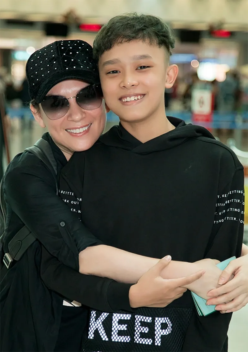 ca-si-goc-go-cong-tung-duoc-phi-nhung-nhan-nuoi-di-dien-fan-tang-vang-nay-o-nha-thue-phai-lo-ca-gia-dinh-4