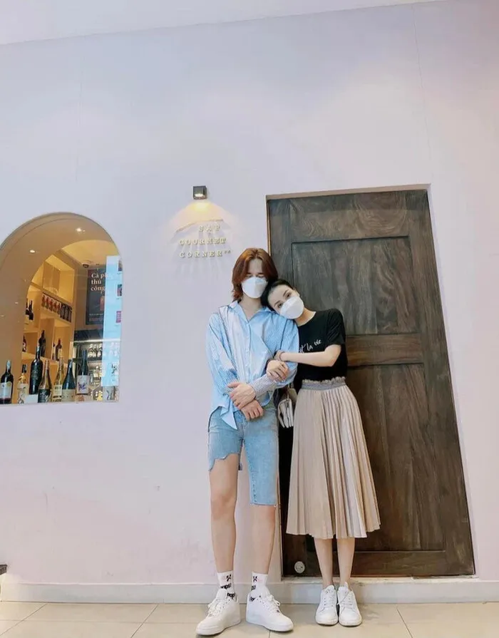 nam-tiktoker-tung-tuyen-bo-cuoi-vo-truoc-30-tuoi-nay-lot-xac-thanh-con-gai-ve-ngoai-xinh-ngat-ngay-1