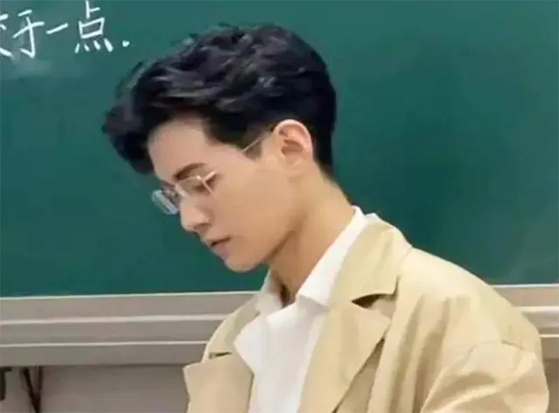 thay-giao-dep-trai-nhu-minh-tinh-di-day-phu-huynh-vua-nhin-thay-da-un-un-xin-cho-con-chuyen-lop-2