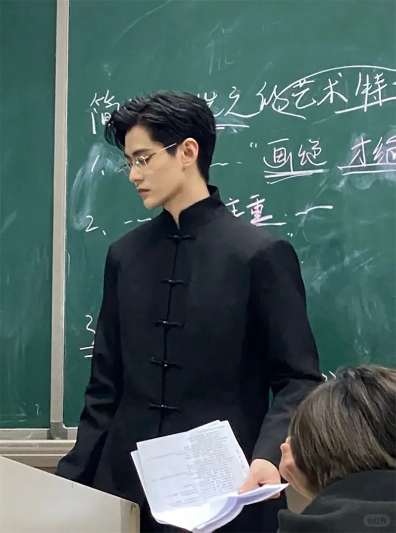 thay-giao-dep-trai-nhu-minh-tinh-di-day-phu-huynh-vua-nhin-thay-da-un-un-xin-cho-con-chuyen-lop-3