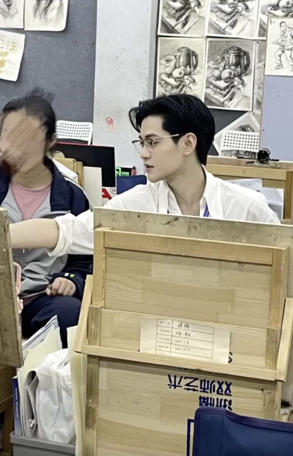 thay-giao-dep-trai-nhu-minh-tinh-di-day-phu-huynh-vua-nhin-thay-da-un-un-xin-cho-con-chuyen-lop-4