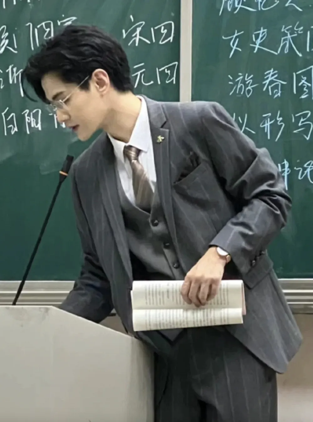 thay-giao-dep-trai-nhu-minh-tinh-di-day-phu-huynh-vua-nhin-thay-da-un-un-xin-cho-con-chuyen-lop-5