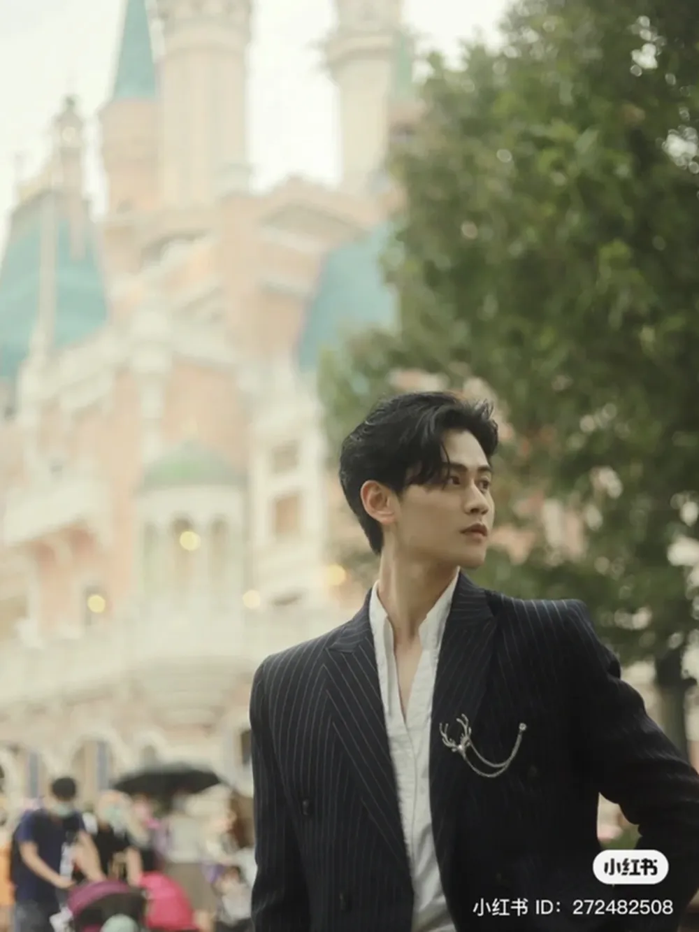 thay-giao-dep-trai-nhu-minh-tinh-di-day-phu-huynh-vua-nhin-thay-da-un-un-xin-cho-con-chuyen-lop-6