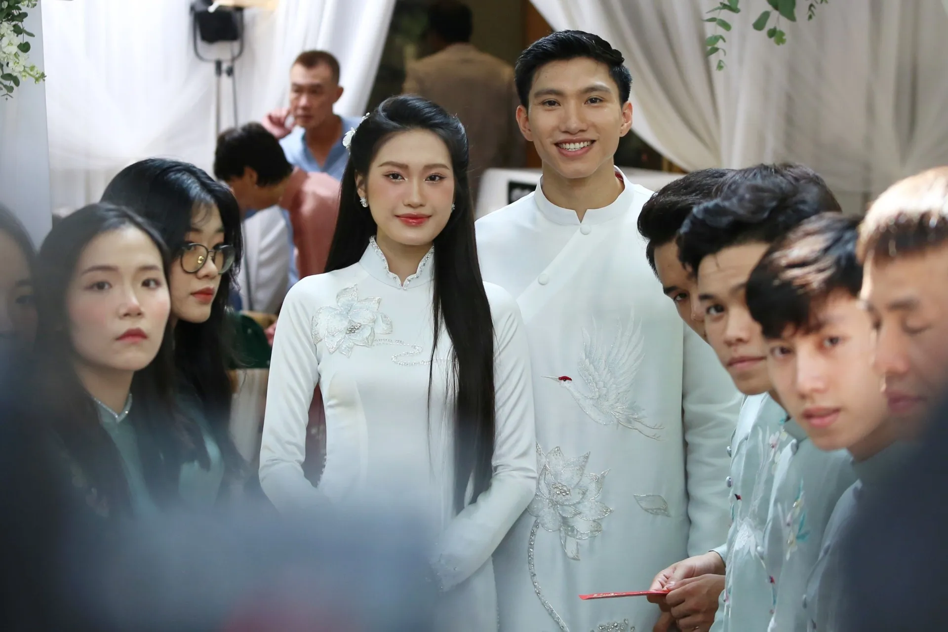 cuoi-tieu-thu-nuc-tieng-nha-gian-di-o-que-cua-doan-van-hau-van-hong-lep-ve-nho-1-chi-tiet-10