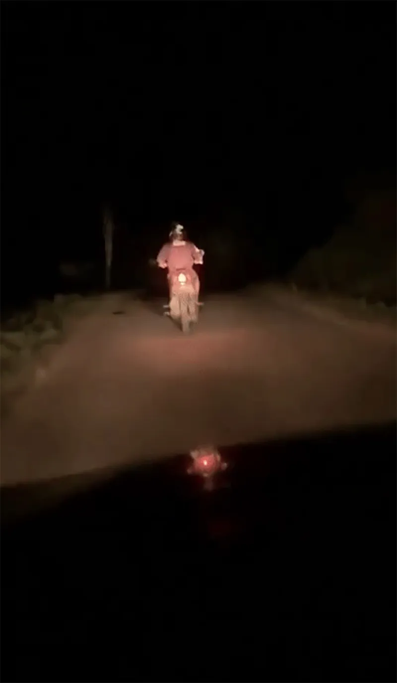 chay-xe-buoi-toi-tren-duong-khong-co-den-lai-xe-lien-tuc-ngoai-dau-vi-man-treu-dua-cua-tai-xe-o-to-1