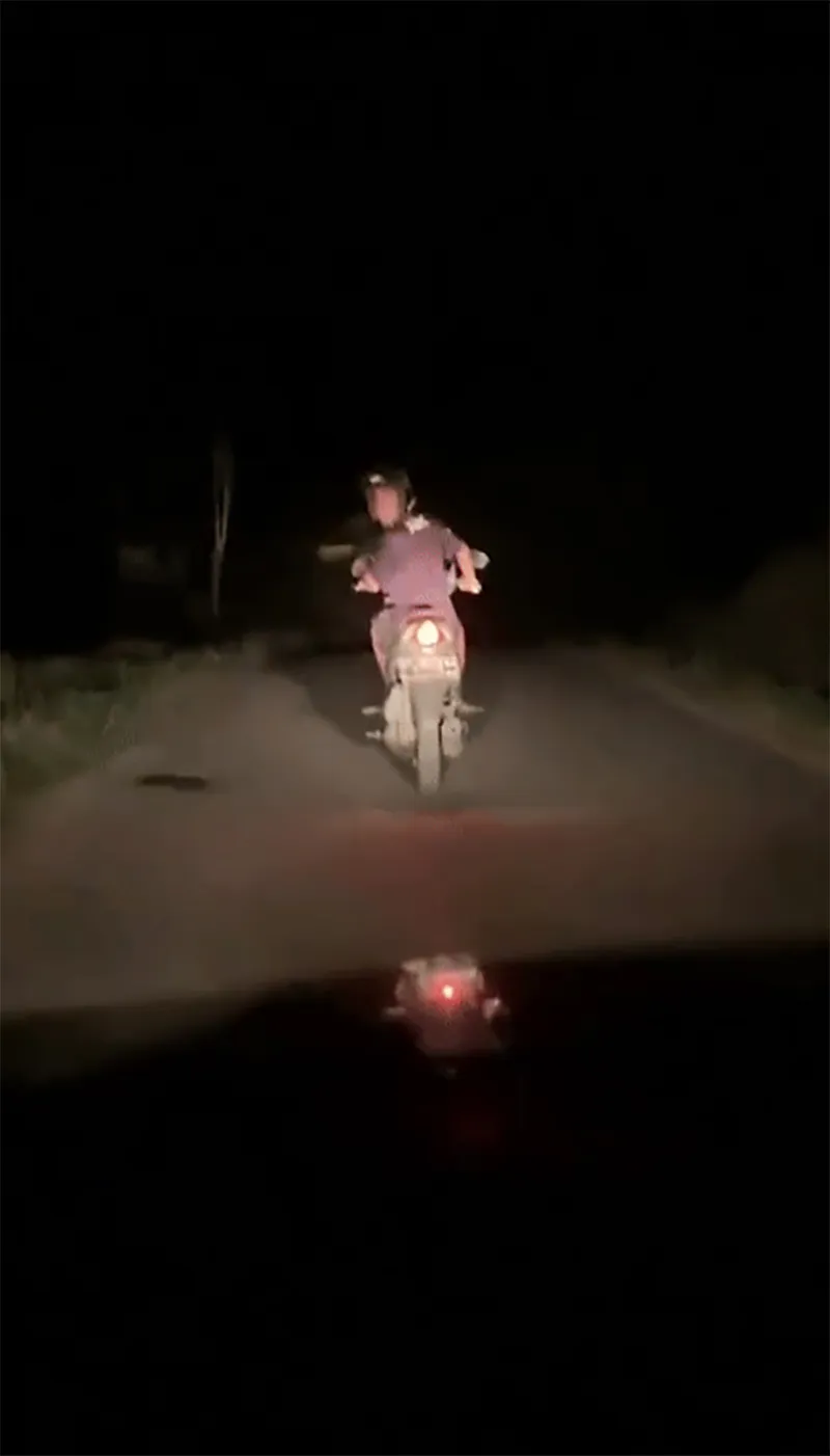 chay-xe-buoi-toi-tren-duong-khong-co-den-lai-xe-lien-tuc-ngoai-dau-vi-man-treu-dua-cua-tai-xe-o-to-2