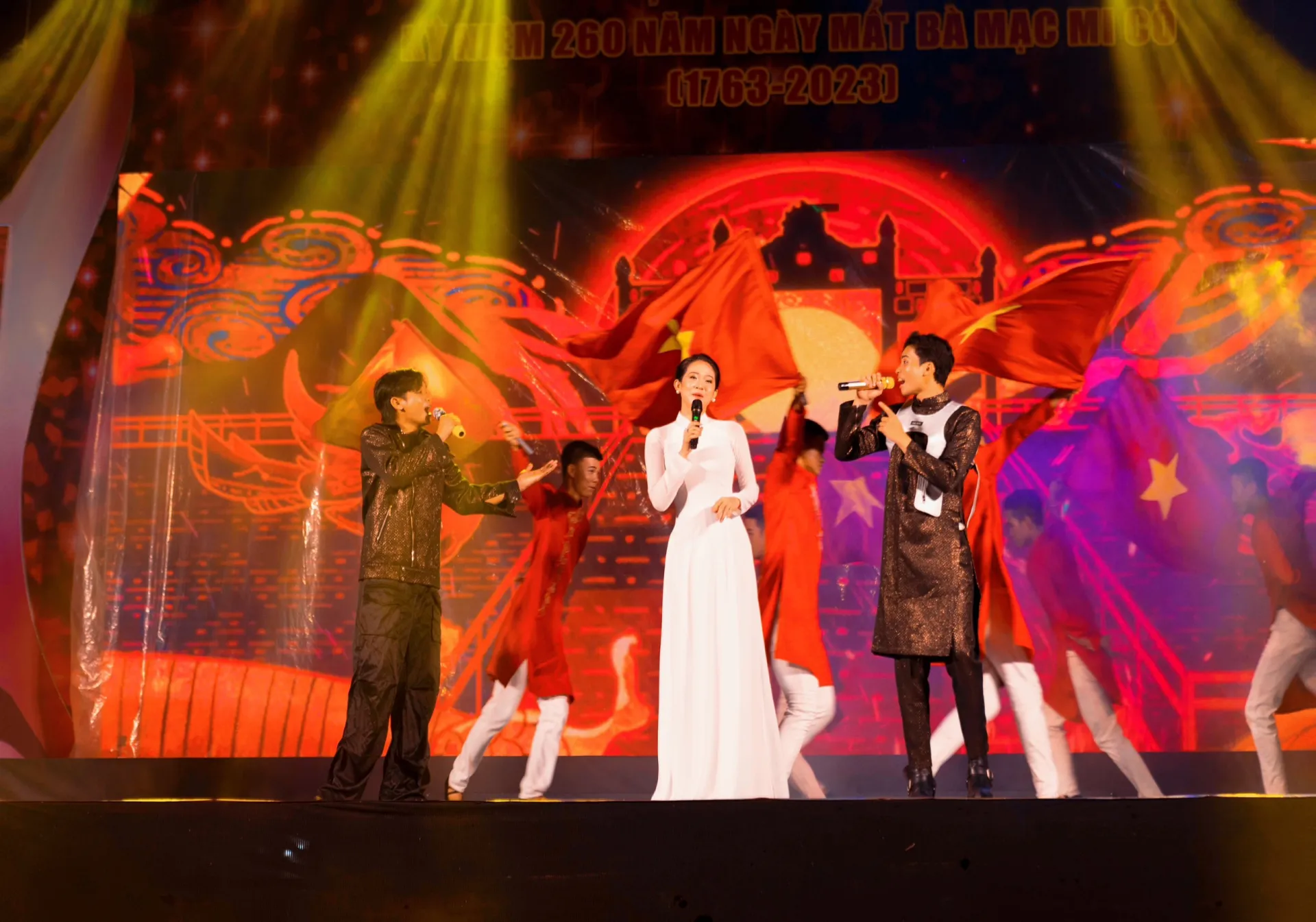 ha-tien-quy-tu-hon-100-nguoi-tren-cung-san-khau-tuong-niem-260-nam-ngay-mat-cua-ba-mac-mi-co-2