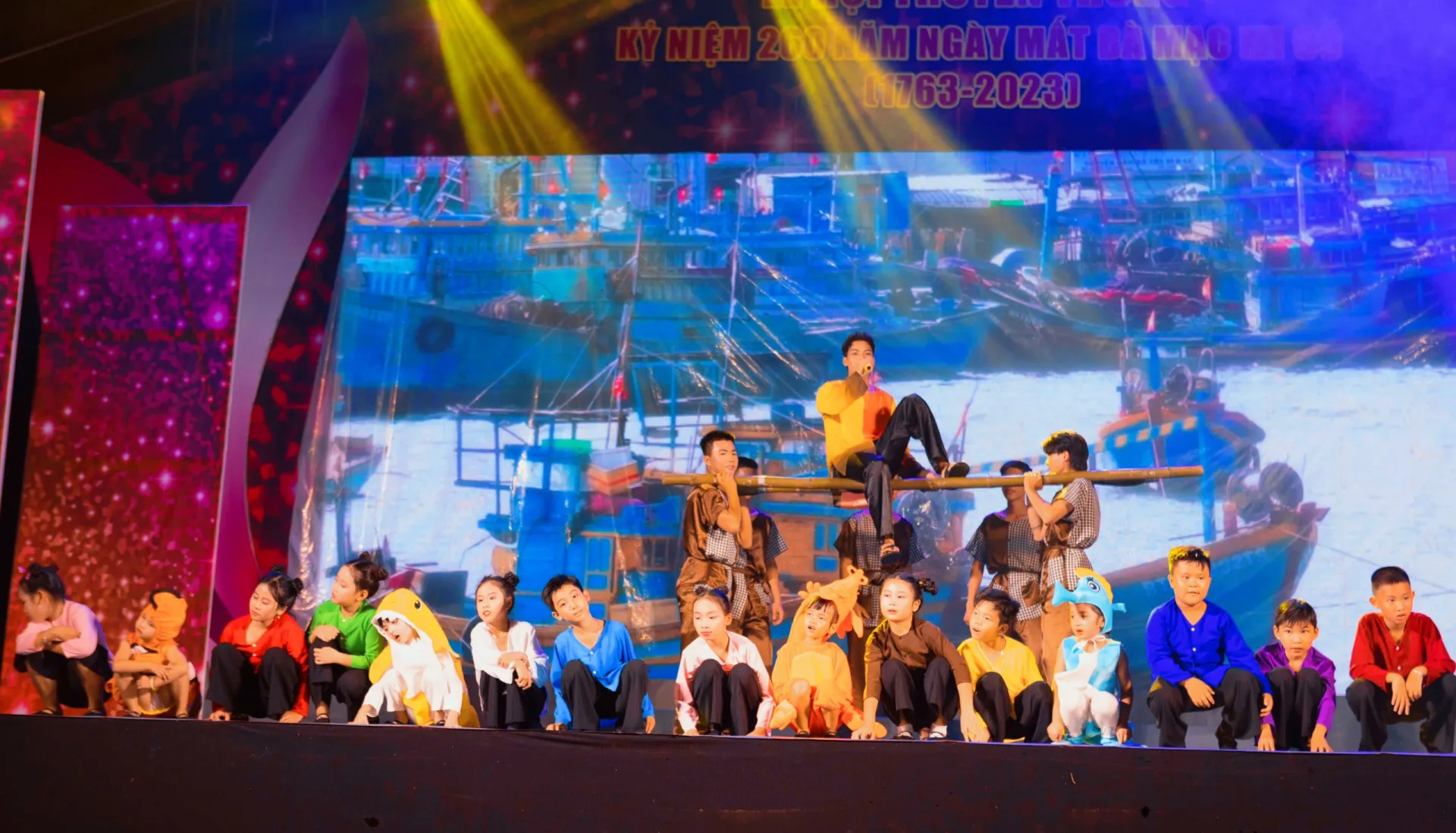 ha-tien-quy-tu-hon-100-nguoi-tren-cung-san-khau-tuong-niem-260-nam-ngay-mat-cua-ba-mac-mi-co-3