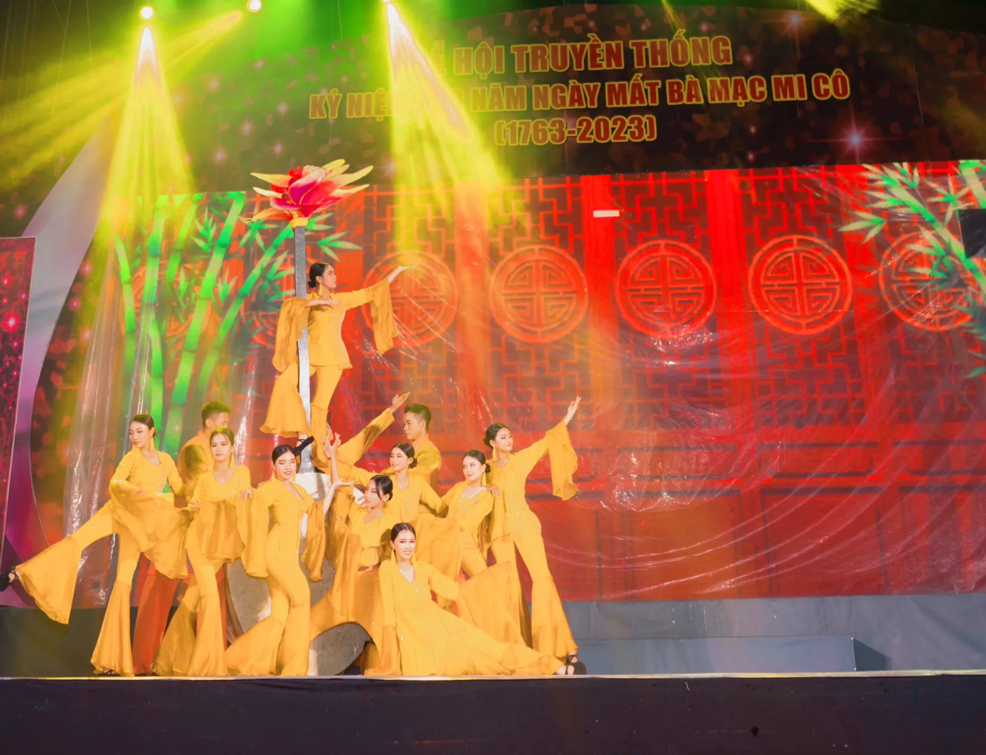 ha-tien-quy-tu-hon-100-nguoi-tren-cung-san-khau-tuong-niem-260-nam-ngay-mat-cua-ba-mac-mi-co-4