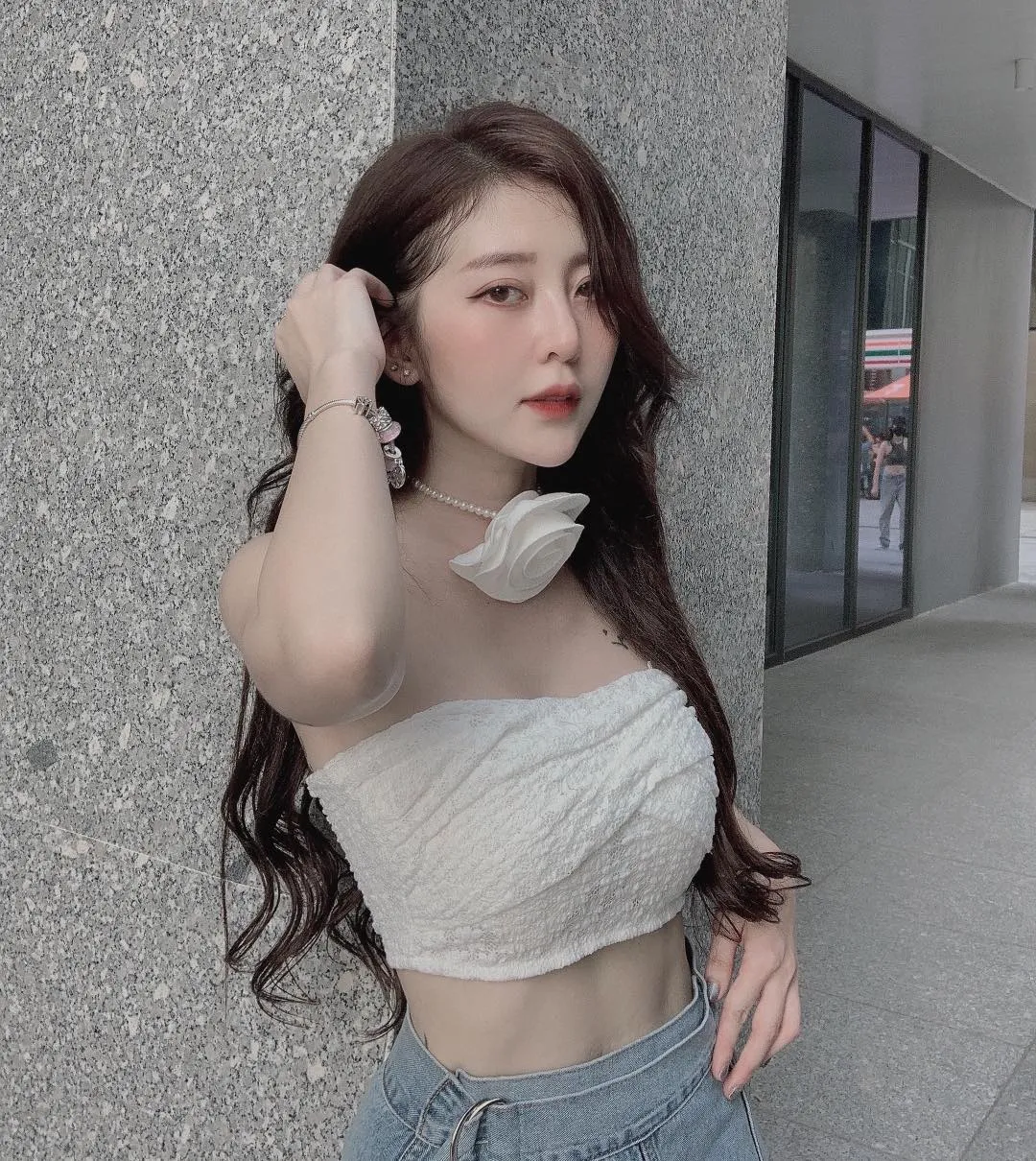 hot-girl-9x-bi-netizen-don-la-ban-gai-moi-cua-hong-thanh-dien-vien-nhom-hai-noi-tieng-nhan-sac-the-nao-4