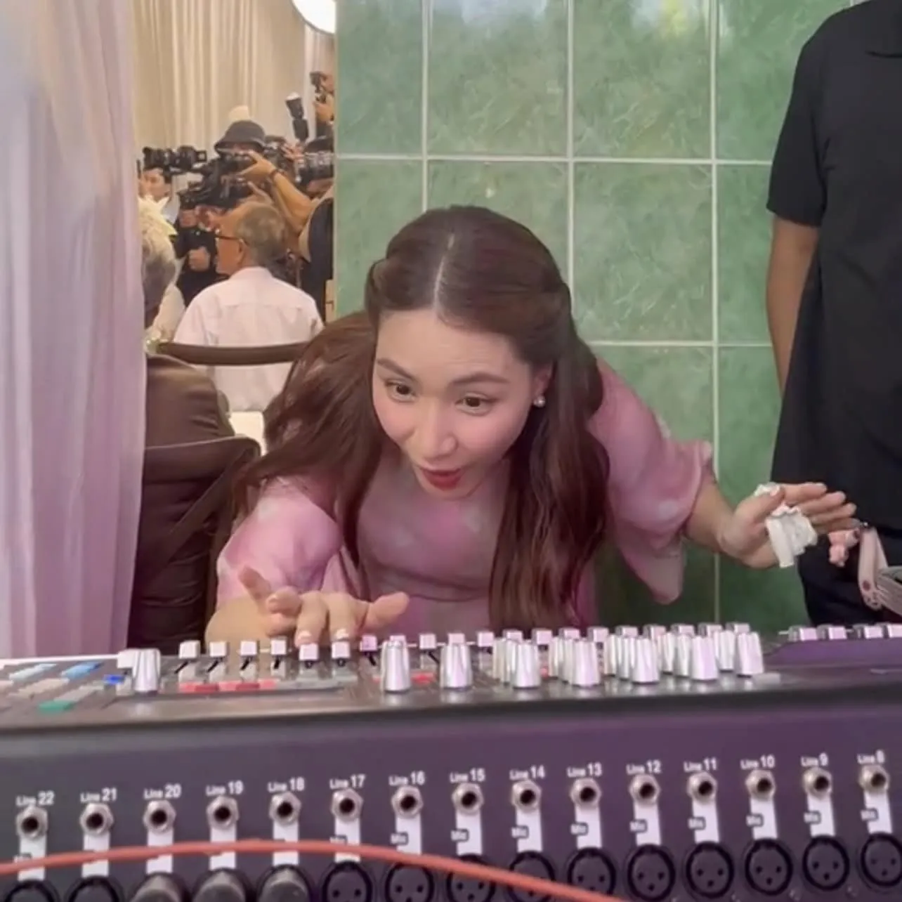 hoa-minzy-mac-ao-dai-choi-lon-danh-dj-va-quay-cuc-sung-trong-dam-cuoi-puka--gin-tuan-kiet-ai-do-lai-1