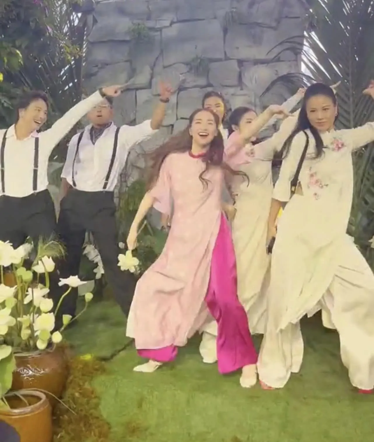 hoa-minzy-mac-ao-dai-choi-lon-danh-dj-va-quay-cuc-sung-trong-dam-cuoi-puka--gin-tuan-kiet-ai-do-lai-2