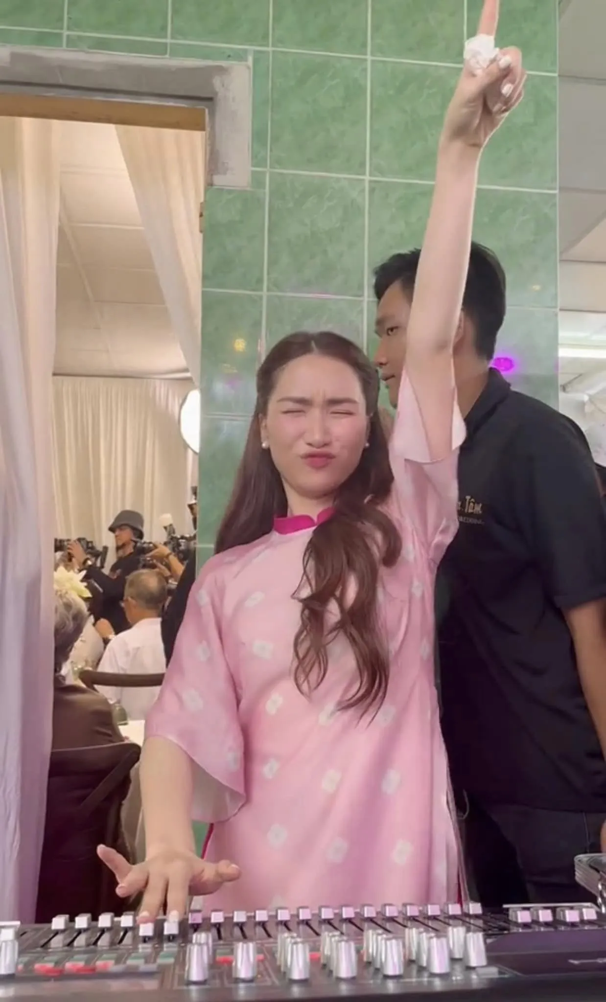 hoa-minzy-mac-ao-dai-choi-lon-danh-dj-va-quay-cuc-sung-trong-dam-cuoi-puka--gin-tuan-kiet-ai-do-lai-6