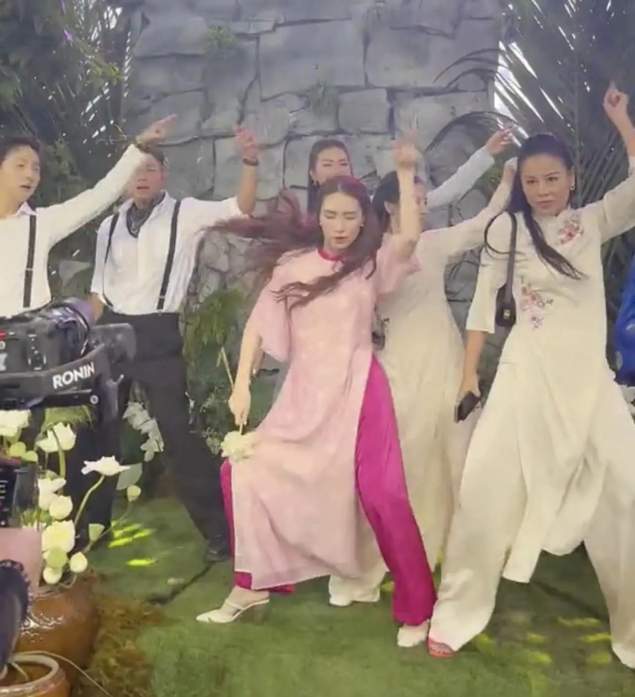 hoa-minzy-mac-ao-dai-choi-lon-danh-dj-va-quay-cuc-sung-trong-dam-cuoi-puka--gin-tuan-kiet-ai-do-lai-7
