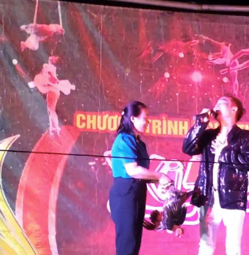 mot-nam-ca-si-dang-hat-duoc-khan-gia-nu-tang-nguyen-con-ga-canh-tuong-hon-loan-ai-cung-bat-cuoi-1