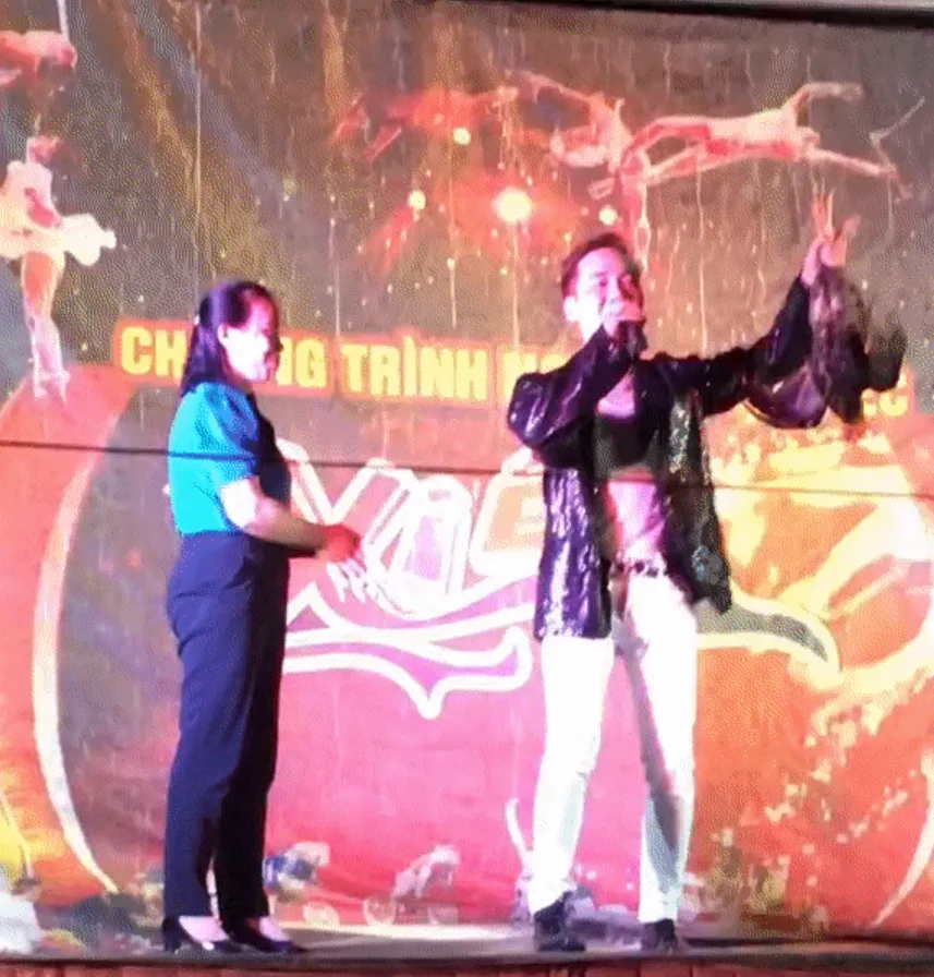 mot-nam-ca-si-dang-hat-duoc-khan-gia-nu-tang-nguyen-con-ga-canh-tuong-hon-loan-ai-cung-bat-cuoi-2