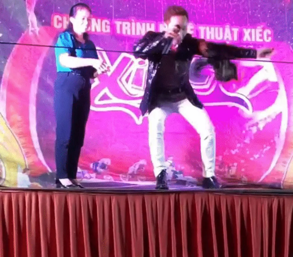 mot-nam-ca-si-dang-hat-duoc-khan-gia-nu-tang-nguyen-con-ga-canh-tuong-hon-loan-ai-cung-bat-cuoi-3