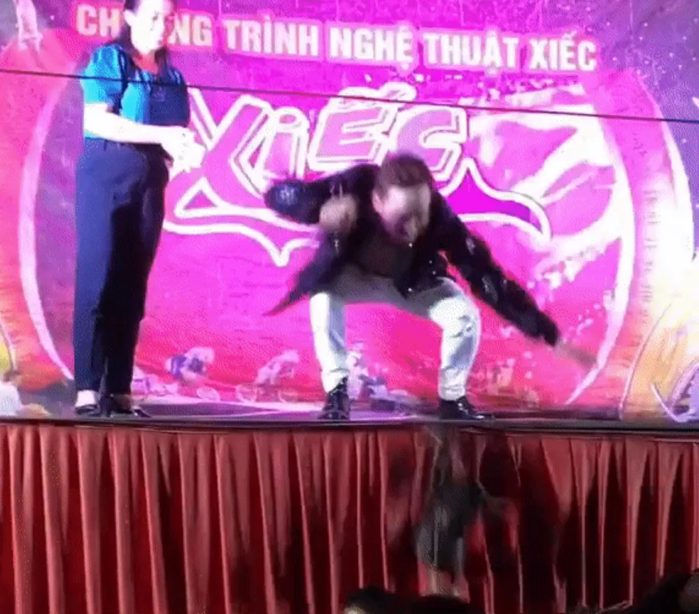 mot-nam-ca-si-dang-hat-duoc-khan-gia-nu-tang-nguyen-con-ga-canh-tuong-hon-loan-ai-cung-bat-cuoi-4