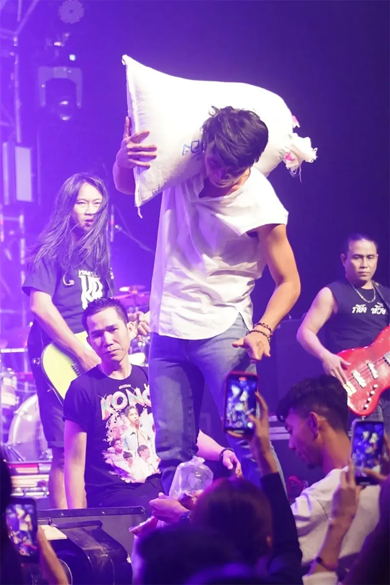 mot-nam-ca-si-dang-hat-duoc-khan-gia-nu-tang-nguyen-con-ga-canh-tuong-hon-loan-ai-cung-bat-cuoi-7